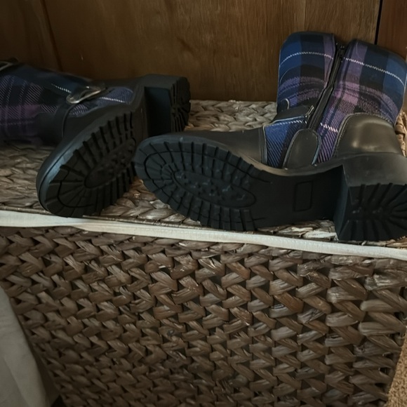 NWOT. Women’s boots faux black leather with wool details. - Picture 4 of 5